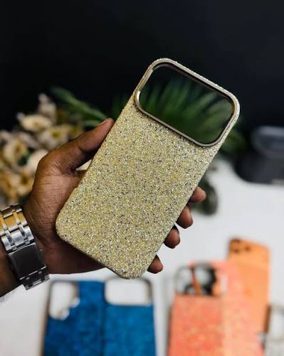 TADAGEE LADY STONE PHONE CASE - 17 PRO